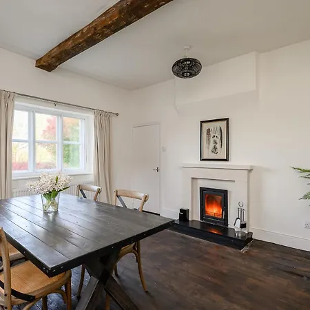Historic Riverside House - Village, River Walks & Easy York Access * Cawood