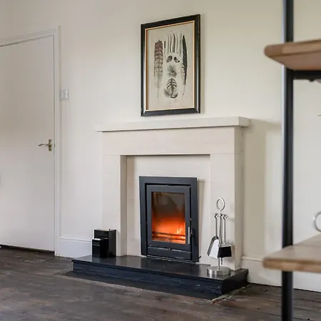 Historic Riverside House - Village, River Walks & Easy York Access *