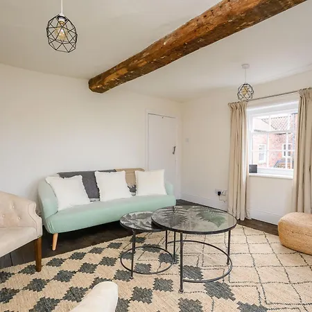 Historic Riverside House - Village, River Walks & Easy York Access * Cawood