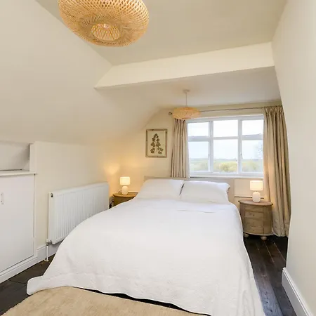 Historic Riverside House - Village, River Walks & Easy York Access Дом отдыха Cawood