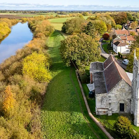 Historic Riverside House - Village, River Walks & Easy York Access * Cawood