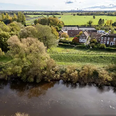 Historic Riverside House - Village, River Walks & Easy York Access *
