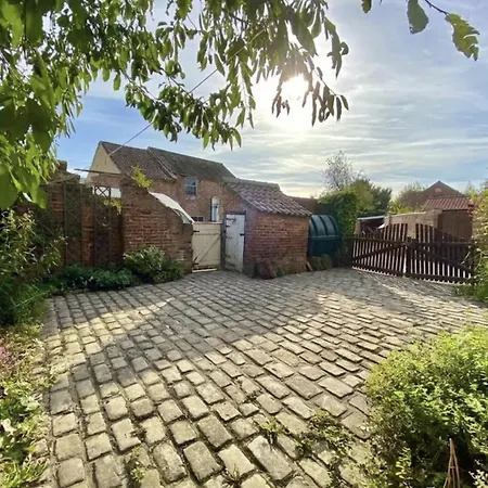 Historic Riverside House - Village, River Walks & Easy York Access * Cawood